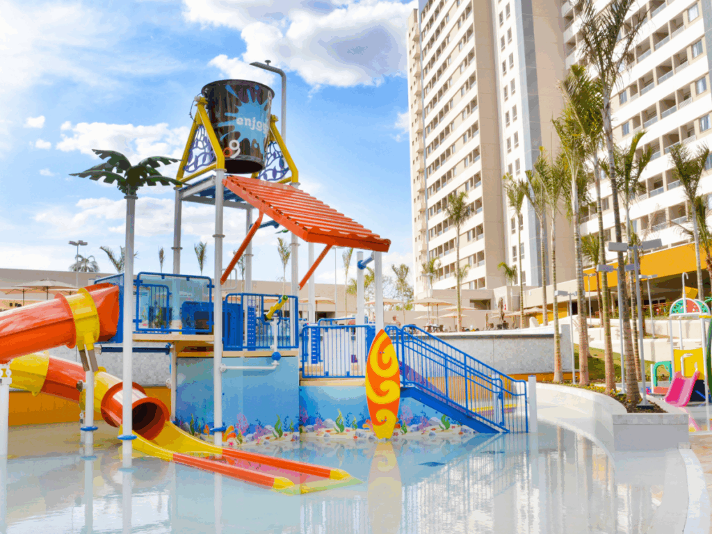 Playground infantil no resort em Olímpia SP, com toboáguas e balde gigante de água.