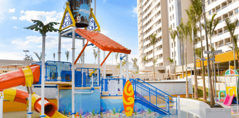 Playground infantil no resort em Olímpia SP, com toboáguas e balde gigante de água.