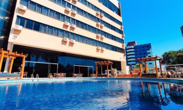 lateral do hotel com vista para piscina