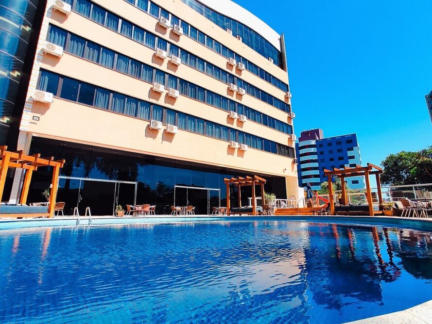 lateral do hotel com vista para piscina