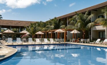 vista da piscina com espreguiçadeiras