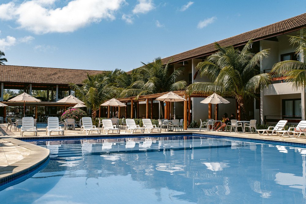 vista da piscina com espreguiçadeiras
