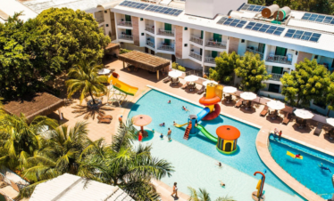 Vista aérea piscina infantil Portal Beach Hotel